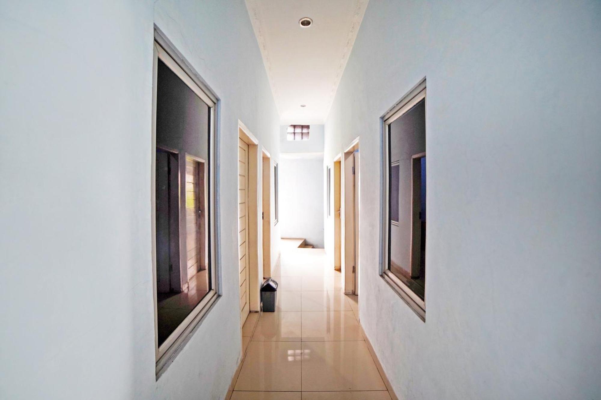 Oyo 90922 Gurusinga Guesthouse Medan Eksteriør bilde