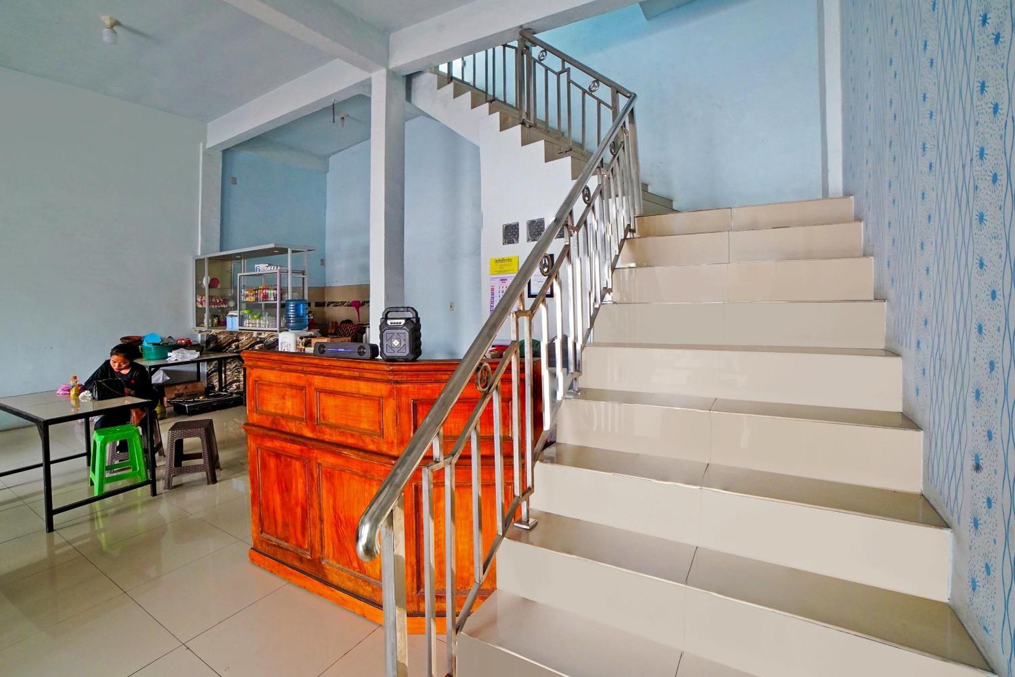 Oyo 90922 Gurusinga Guesthouse Medan Eksteriør bilde
